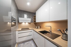 Fridge, microwave, oven, stovetop - Luxurious 80 m2 - 2 bedrooms 2 bathrooms - 2mn Plages de la Croisette (Cannes)