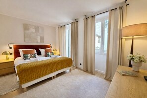 2 bedrooms, in-room safe, desk, iron/ironing board