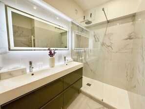 Dusche, Haartrockner, HandtĂŒcher, Seife