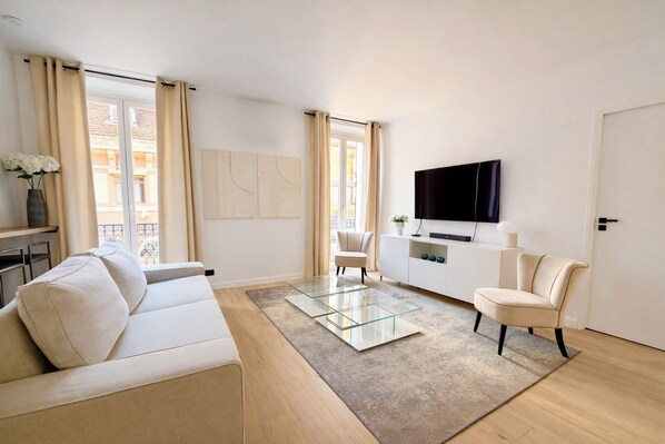 Smart TV, books, stereo, offices
