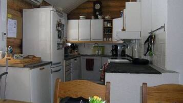 Køleskab, mikrobølgeovn, opvaskemaskine, køkkentøj/tallerkener/redskaber