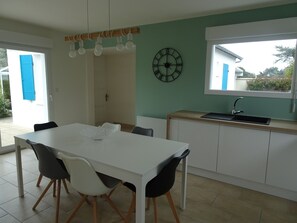 Dining - Single storey house with sea view, for 5 people (Hillion)