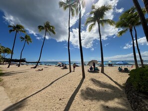 Beach nearby - Waikiki Banyan OCEAN VIEW REMODELED - "Ohana Suite" , free parking, lots of amenities! (Honolulu)
