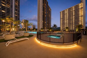 Guests will enjoy the 6th floor recreation deck with pool, hot tub, sauna and BBQs for all to enjoy