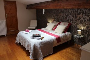3 bedrooms, desk, iron/ironing board, free WiFi