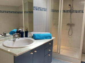 Dusche, Haartrockner, Handtücher, Seife