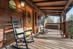 Terrace/patio - Porch w/ swing & hot tub, sounds of stream, fireplace, pet & family friendly! (Pigeon Forge)