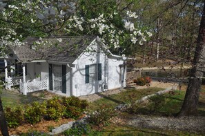 Exterior - Escape to your cozy Lake District Cottage, just a hop away from Oaklawn (Hot Springs)