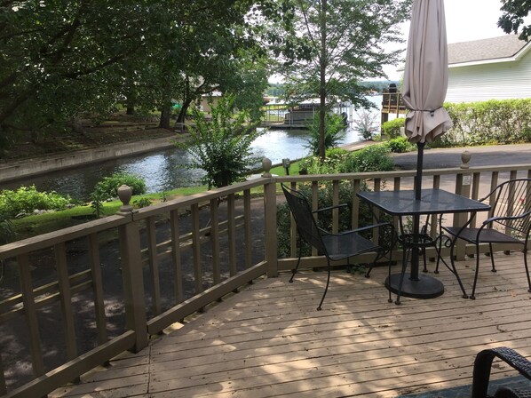 Outdoor dining - Escape to your cozy Lake District Cottage, just a hop away from Oaklawn (Hot Springs)