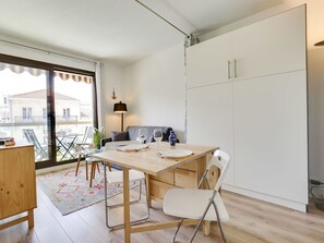 Dining - Lovely apartment for 2 people with WIFI, TV and balcony (Arcachon)