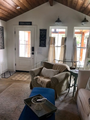 Smart-TV, Kamin, DVD-Player, Bücher