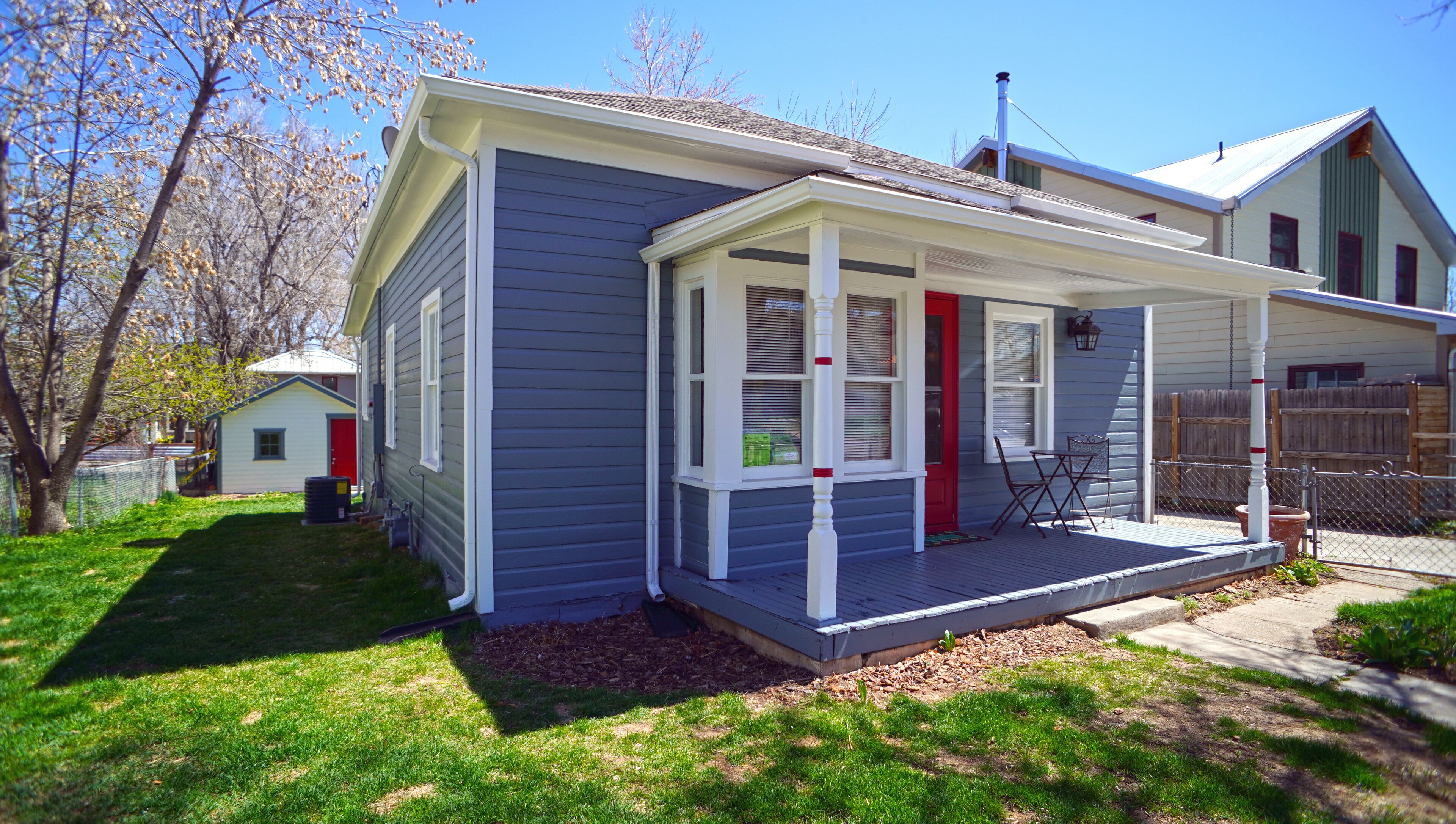 Cozy retro bungalow & work space