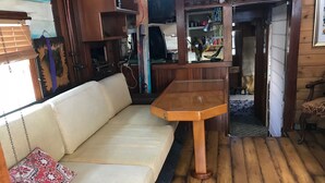 Ein gemütliches Zimmer mit einer Couch, einem Holztisch und einem Spiegel.