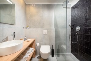 Deluxe Double or Twin Room, Garden View (with Sofa Bed) | Bilik Mandi | Pancuran mandi, hulu semburan mandi hujan 