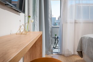 Deluxe kamer, 1 twee- of 2 eenpersoonsbedden, balkon, uitzicht op de stad | 1 slaapkamer, luxe beddengoed, donsdekens, een kluis op de kamer