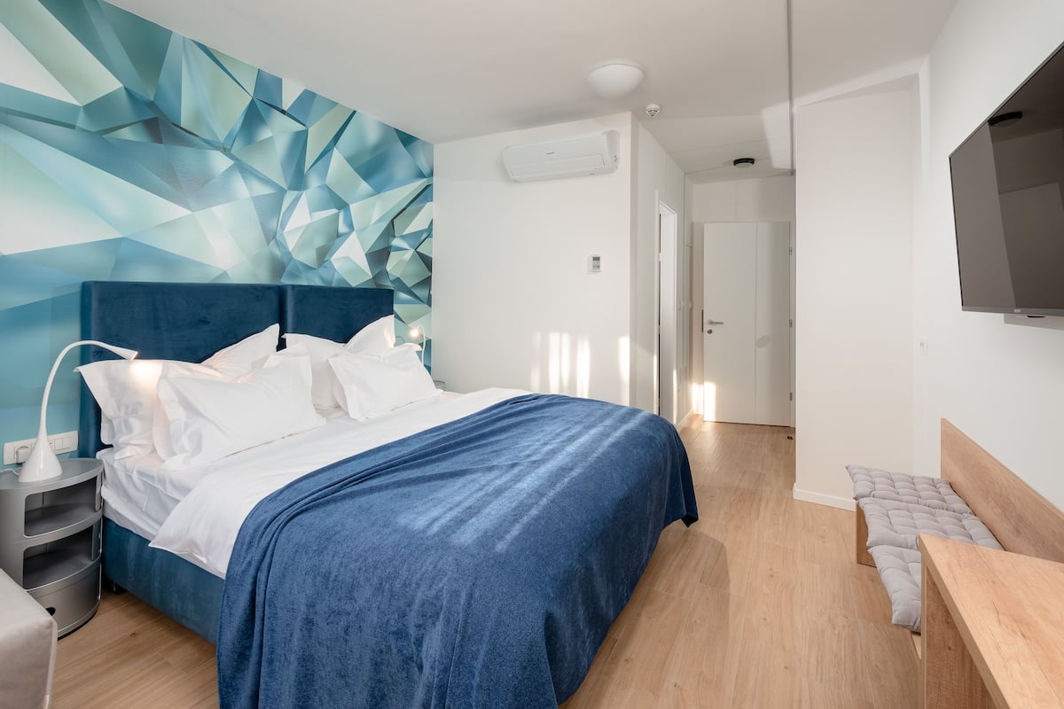 Quarto casal ou duplo luxo, vista para o jardim (with Sofa Bed) | 1 quarto, roupas de cama premium, edredons de pluma, cofres nos quartos