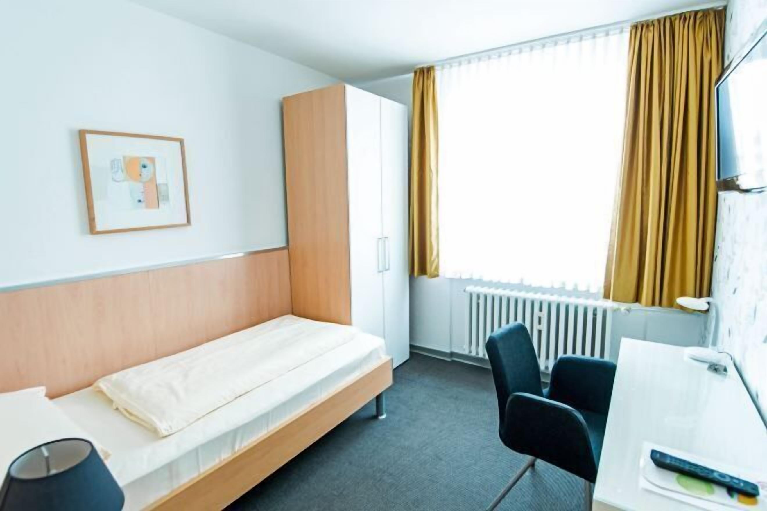 Bureau, espace de travail pour ordinateur portable, rideaux occultants