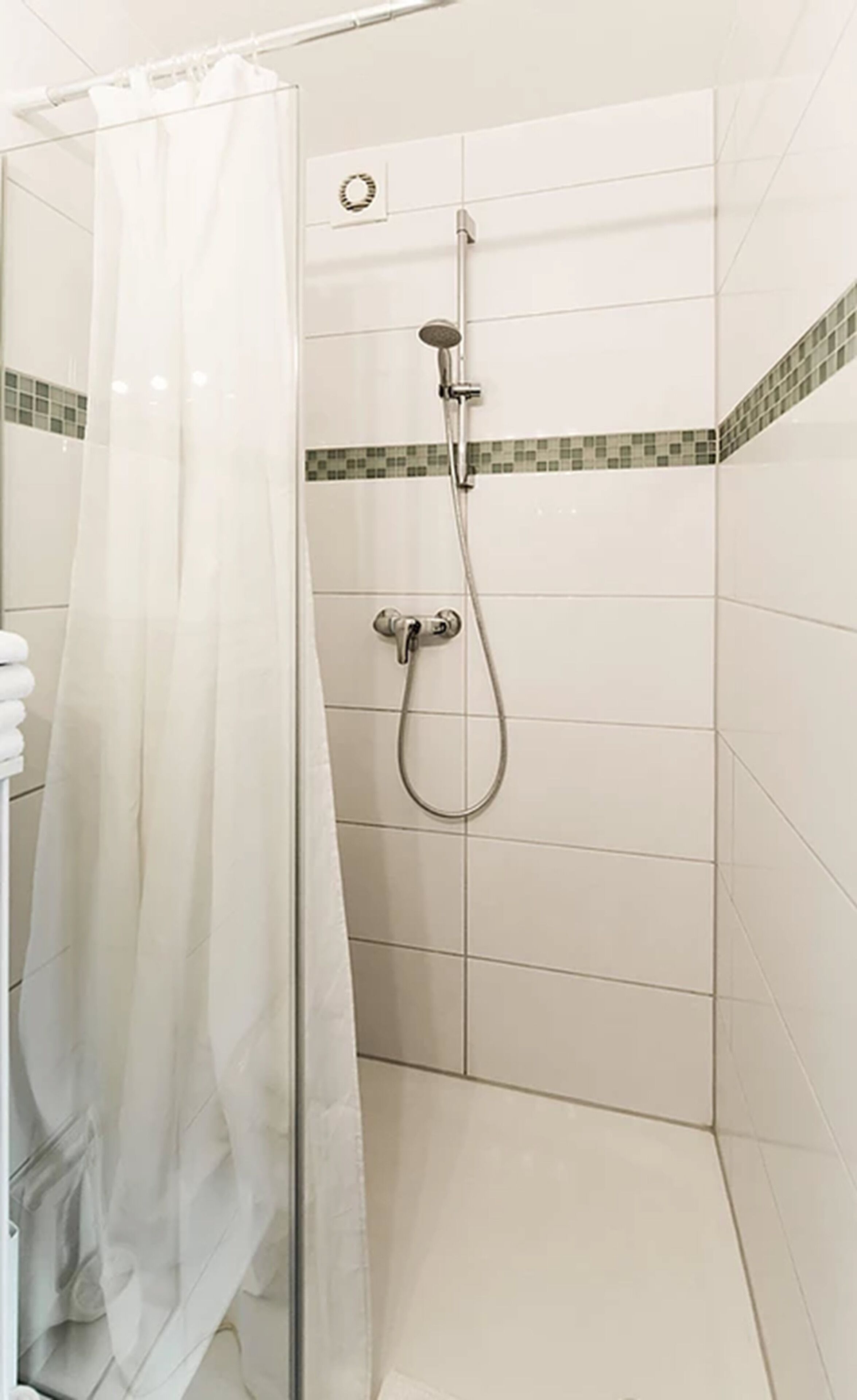 basic double room | hand-held showerhead