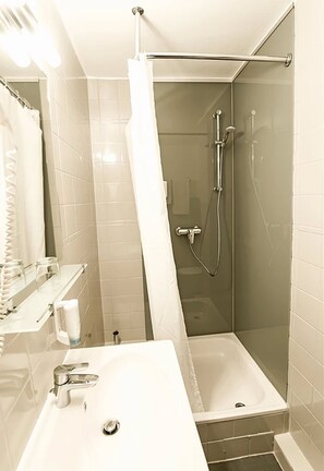 Habitación individual básica | Regadera en el baño