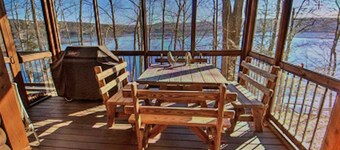 Casa di tronchi di lusso sul grande lago 