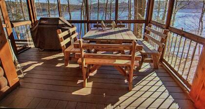 Ylellinen hirsitalo BIG-järvellä