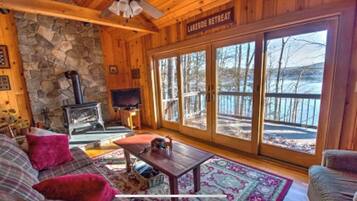 Smart-TV, Kamin, Tischtennisplatte