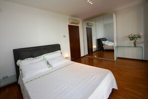 6 Schlafzimmer, Zimmersafe, Bügeleisen/Bügelbrett, Reisekinderbett