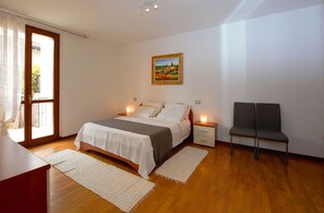 6 Schlafzimmer, Zimmersafe, Bügeleisen/Bügelbrett, Reisekinderbett