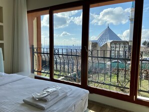 Room 5 - Triple Room With Sea View | Desk, laptop workspace, soundproofing, iron/ironing board - Doga Villa Guesthouse (Istanbul)