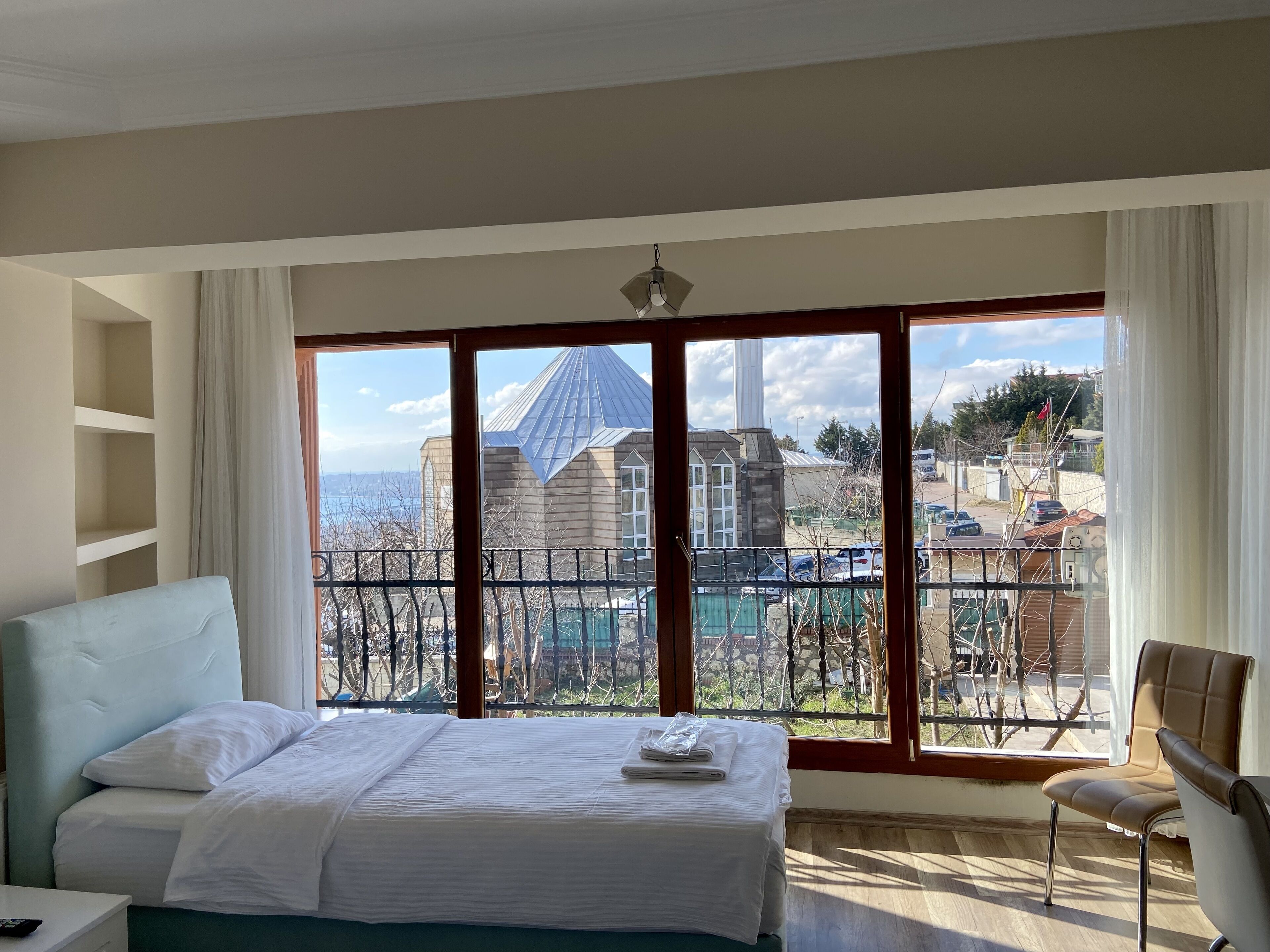 Standard trippelrum - privat badrum - havsutsikt | Skrivbord, arbetsyta för laptop, ljudisolering och strykjärn/strykbräda