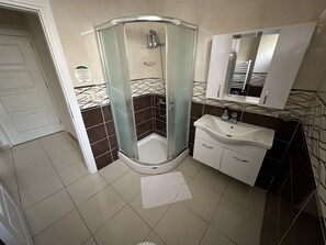 Room 3 - Standard Twin Room | Bathroom | Shower, hydromassage showerhead, hair dryer, slippers - Doga Villa Guesthouse (Istanbul)