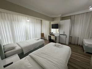 Room 5 - Triple Room With Sea View | Desk, laptop workspace, soundproofing, iron/ironing board - Doga Villa Guesthouse (Istanbul)