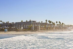 On the beach - Beachfront-Full Panoramic Ocean Views. D24 North Coast Village (Oceanside)