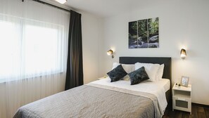 3 chambres, coffres-forts dans les chambres, bureau