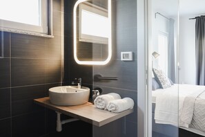 Een douche, een haardroger, handdoeken, zeep