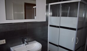 Combined shower/bathtub, hair dryer, bidet, towels