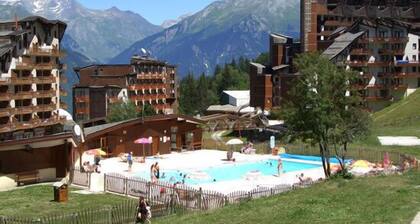 LaTaniaCourcheval SAUNA SKI INOUT Sleep 8 2 BR +mezanine 2 Bath Panoramic views