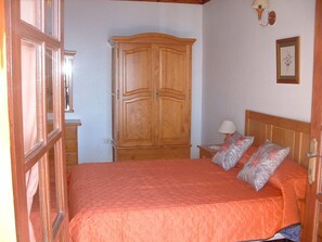 2 bedrooms, iron/ironing board, bed sheets