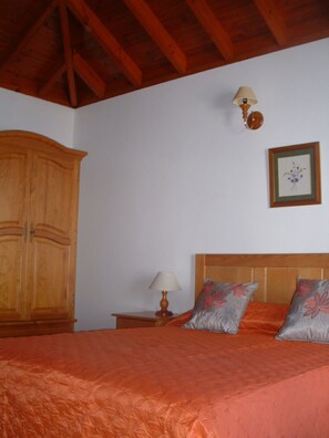 2 dormitorios, tabla de planchar con plancha, ropa de cama