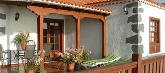 Casa los Viñedos (A) with views of the sea, the mountains and the volcanoes.