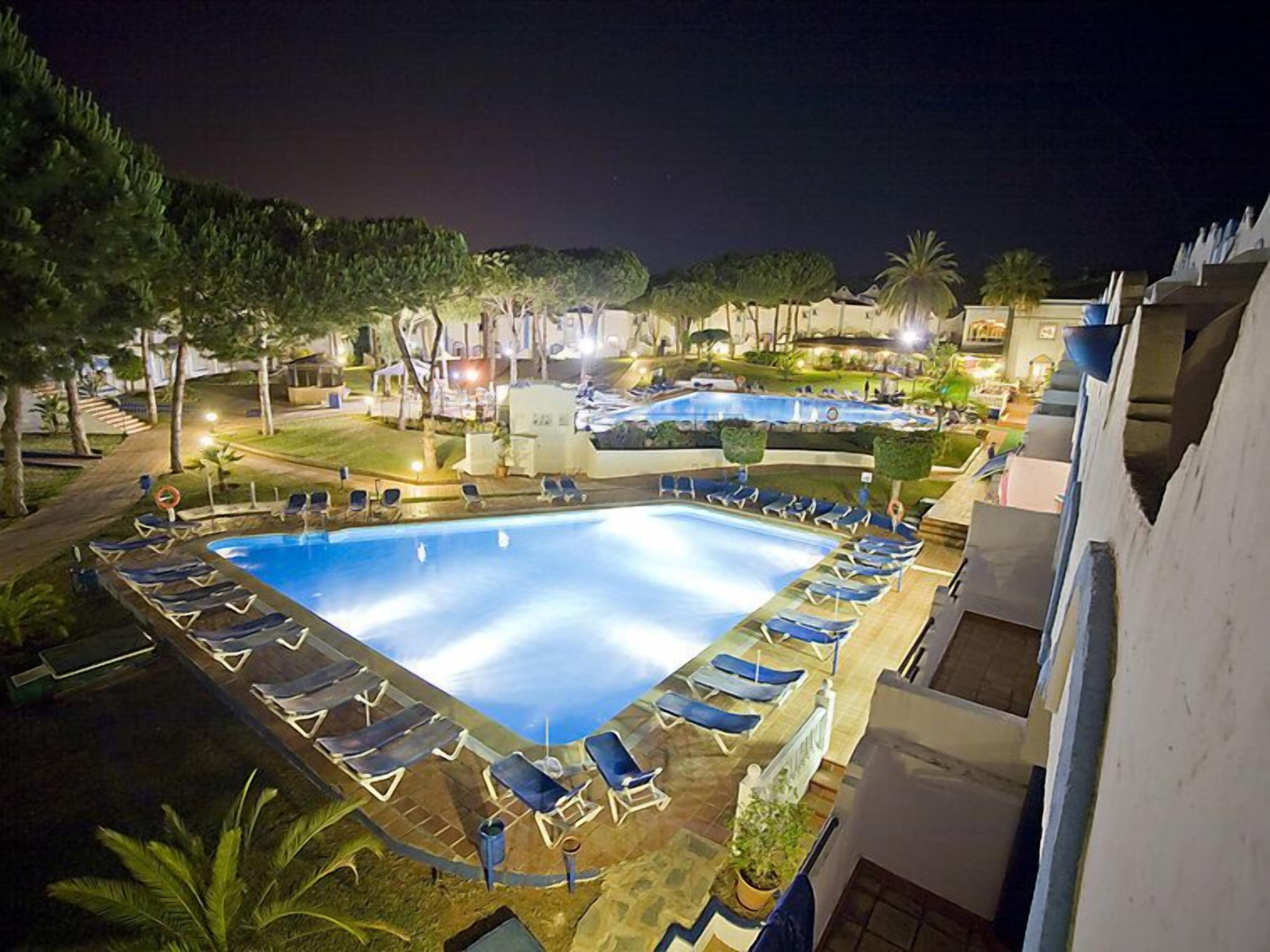 Una piscina cubierta, una piscina climatizada