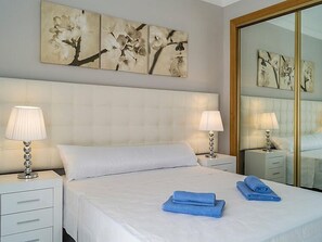 2 slaapkamers, een bureau, een strijkplank/strijkijzer, wifi