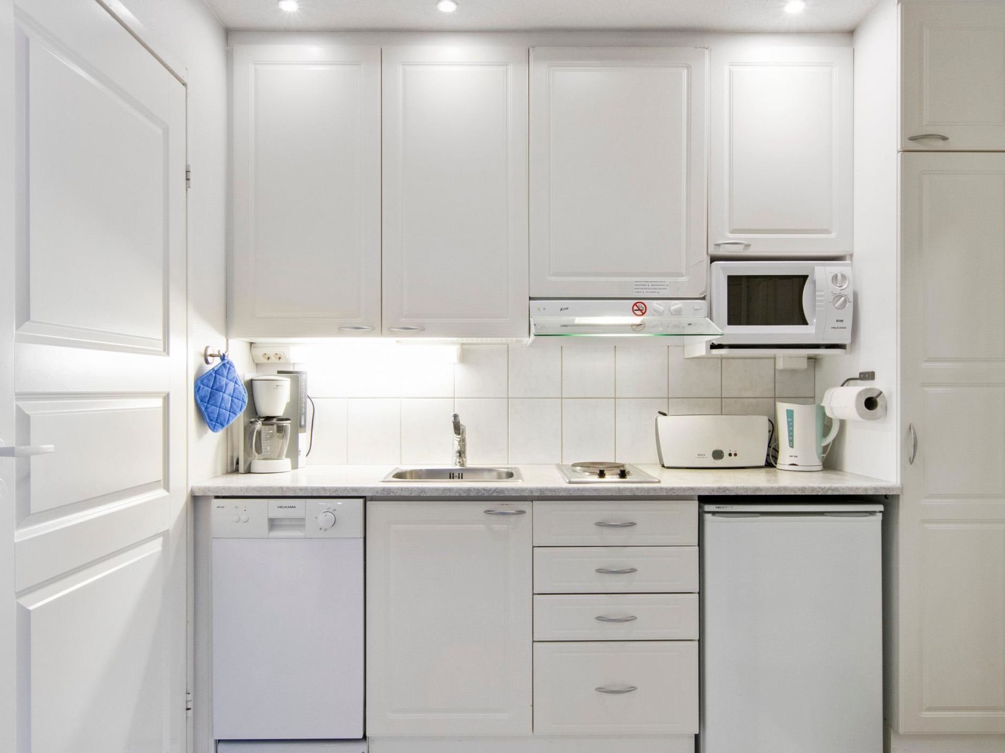 Kjøleskap, mikrobølgeovn, oppvaskmaskin og kjøkkenutstyr