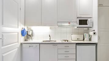 Refrigerador, microondas, lavavajillas, utensilios de cocina