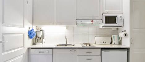 Køleskab, mikrobølgeovn, opvaskemaskine, køkkentøj/tallerkener/redskaber