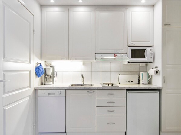 Refrigerador, microondas, lavavajillas, utensilios de cocina