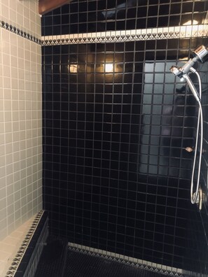 Ducha y bañera combinadas, secador de pelo, toallas y papel higiénico