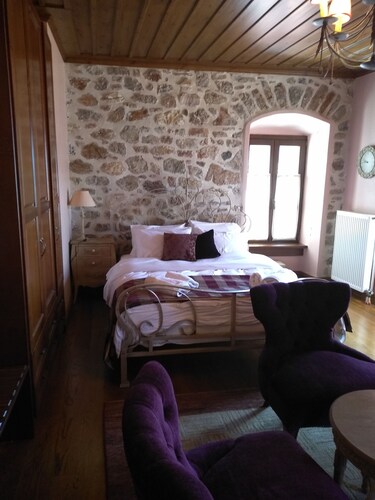 Luxurious Suites with Great View to Loussios Gorge