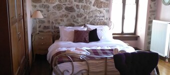 Luxurious Suites with Great View to Loussios Gorge