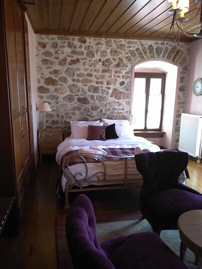Luxurious Suites with Great View to Loussios Gorge
